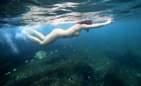 Wild Amateur Milf Putting On Fantastic Underwater Show